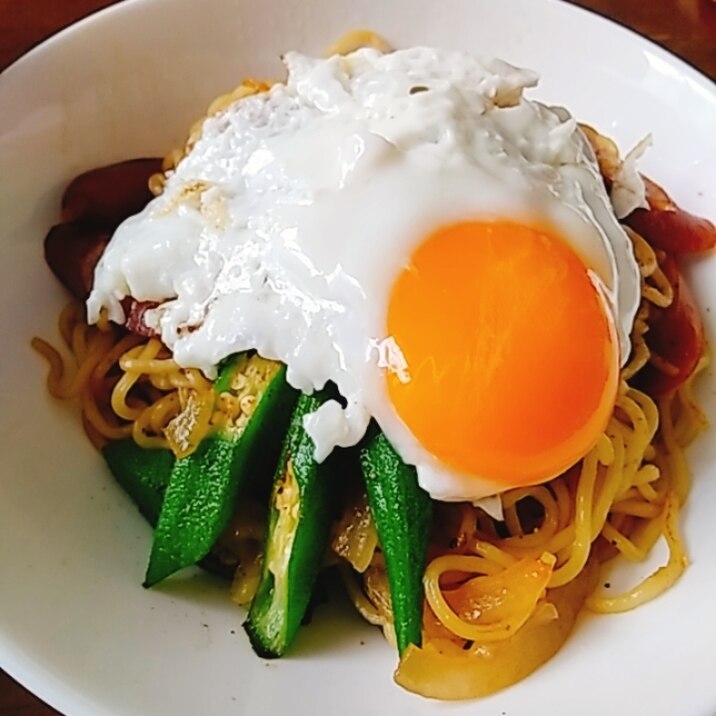 オクラ 玉葱 ウインナーの和風焼きそば目玉焼き乗せ